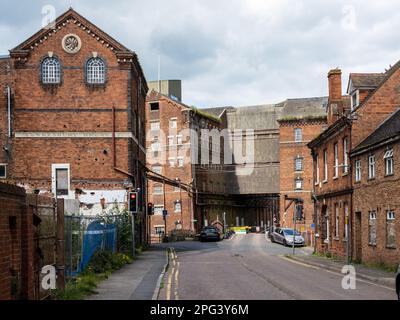 Die verfallenen viktorianischen Industriebauten der Healing's Flour Mill und Lagerhäuser am Fluss Avon in Tewkesbury, England. Stockfoto