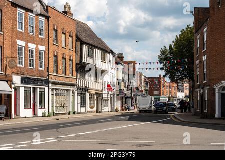 Im historischen Zentrum von Tewkesbury in Gloucestershire scheint die Sonne auf traditionelle Gebäude mit Holzrahmen. Stockfoto