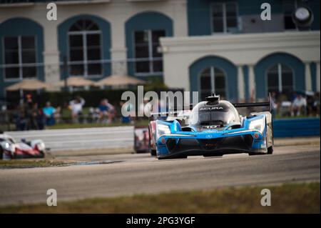 10 TAYLOR Ricky (usa), ALBUQUERQUE Filipe (prt), DELETRAZ Louis (che), Konica Minolta Acura ARX-06, Acura ARX-06, Action während der Mobil 1 Twelve Hours of Sebring 2023, 2. Runde der IMSA SportsCar Championship 2023, vom 15. Bis 18. März 2023 auf dem Sebring International Raceway, Florida USA – Foto: Jan-patrick Wagner/DPPI/LiveMedia Stockfoto