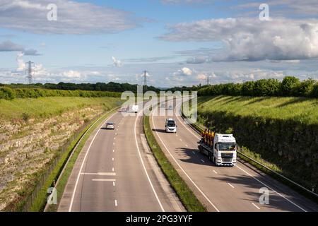 Der Verkehr verläuft auf der A417 Fernstraße an der Cirencester Umgehungsstraße in Gloucestershire. Stockfoto