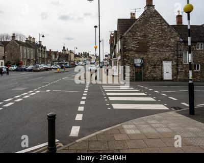 Eine Zebrakreuzung, die Fußgängerpriorität an einer Seitenstraße in Chipping Sodbury, Gloucestershire bietet. Die Wahlkämpfer fordern Änderungen Stockfoto