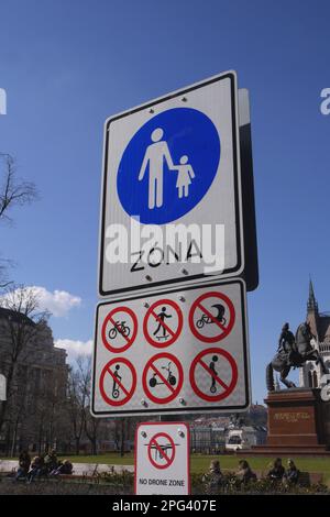 Schilder für Fußgängerzone, kein Radfahren, Skateboarden, E-Roller, Rikschas, Segways, Drohnen oder Hoverboards, Kossuth ter, Budapest, Ungarn Stockfoto