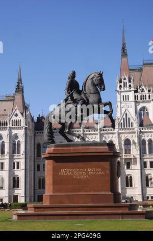 Reiterstatue von Rakocsi Ferenc vor dem Parlamentsgebäude, entworfen von Imre Steindl, Budapest, Ungarn Stockfoto