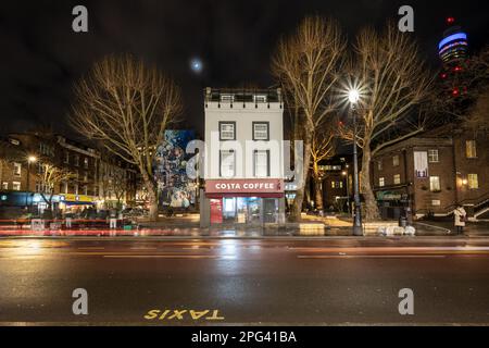 Ein abgelegenes Gebäude steht in einem ansonsten freigelegten Block, heute ein Mikropark, auf der Tottenham Court Road im Zentrum von London. Stockfoto