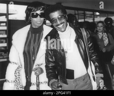 Sammy Davis Jr. und seine Frau Altavise, die von ihren Flitterwochen zurückkehrten Stockfoto