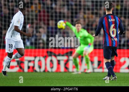 Pablo Martin Gavira Gavi vom FC Barcelona sieht seinem Teamkollegen Marc-Andre Ter Stegen beim Spiel La Liga zwischen dem FC Barcelona und Real Madrid am 19. März 2023 im Spotify Camp Nou Stadium in Barcelona, Spanien, zu. (Foto: Colas Buera / PRESSIN) Stockfoto