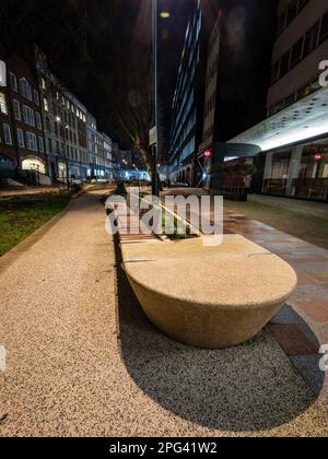 Der Alfred Place im Zentrum Londons wurde von einer Straße zum Parken abgelöst und umfasst Blumengrenzen, Sitzgelegenheiten und Spielmöglichkeiten. Stockfoto