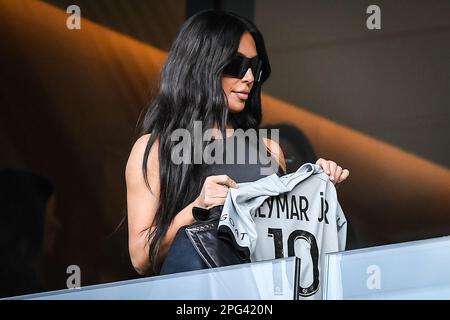 Paris, Frankreich, Frankreich. 19. März 2023. Kimberly Noel KARDASHIAN (Kim) mit dem Trikot von NEYMAR JR von PSG während des Spiels Ligue 1 zwischen Paris Saint-Germain (PSG) und Stade Rennais (Rennes) im Parc des Princes Stadium am 19. März 2023 in Paris, Frankreich. (Kreditbild: © Matthieu Mirville/ZUMA Press Wire) NUR REDAKTIONELLE VERWENDUNG! Nicht für den kommerziellen GEBRAUCH! Stockfoto