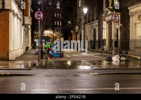 Electrc mietet Fahrräder und E-Roller in einer markierten Parkbucht in einer verkehrsfreien Seitenstraße in Bloomsbury, im Zentrum von London. Stockfoto