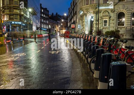 Poller bilden einen einfachen Modalfilter, um den Motorverkehr auf der „Quietway 1“ zu reduzieren, einer Radroute in den Seitenstraßen des Stadtviertels Covent Garden in Centra Stockfoto