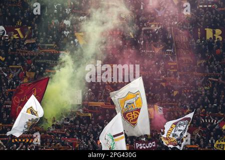 Rom, Italie. 19. März 2023. Roma-Fans während der italienischen Meisterschaft Serie Ein Fußballspiel zwischen SS Lazio und AS Roma am 19. März 2023 im Stadio Olimpico in Rom, Italien - Photo Federico Proietti/DPPI Credit: DPPI Media/Alamy Live News Stockfoto