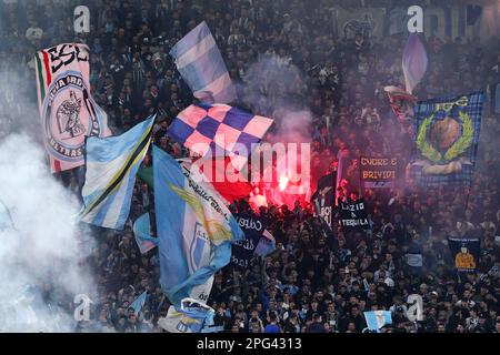 Rom, Italie. 19. März 2023. Fans von Latium während der italienischen Meisterschaft Serie A Fußballspiel zwischen SS Lazio und AS Roma am 19. März 2023 im Stadio Olimpico in Rom, Italien - Photo Federico Proietti/DPPI Credit: DPPI Media/Alamy Live News Stockfoto