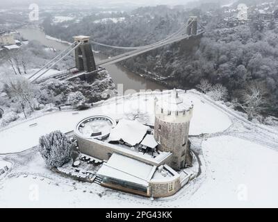 Clifton Suspension Bridge, Clifton, Bristol, Großbritannien. 8. März 2023 Abbildung: Clifton Observatory und Hängebrücke mit einer frischen Schicht über Nacht Stockfoto