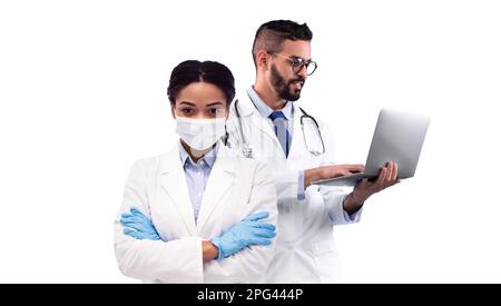 Composite Image Für Gesundheitskonzept Mit Zwei Multiethnischen Ärzten In Uniform Stockfoto