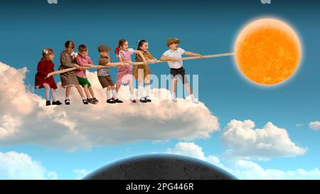 Fröhliche, verspielte kleine Kinder, Jungen und Mädchen, die zusammen spielen und mit dem Seil an der Sonne ziehen. Zeitgenössische konzeptionelle Kunstcollage. Surrealismus Stockfoto