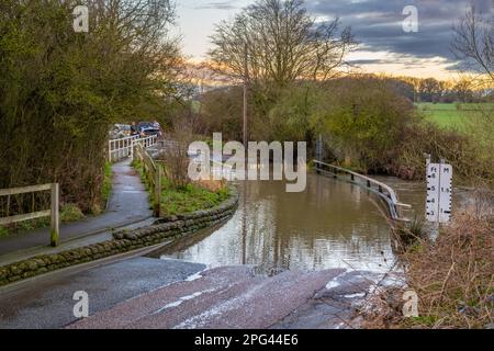 Der überflutete ford auf der Buttsbury Road zwischen Billericay und Ingatestone durch den Fluss Wid im Frühjahr 2023 Stockfoto