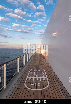 Shuffleboard auf dem Kreuzfahrtdeck. Stockfoto