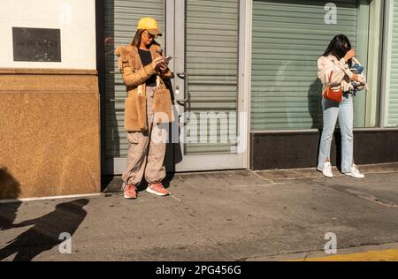 Abgelenkte Frauen im Chelsea-Viertel von New York am Donnerstag, den 9. März 2023. (© Richard B. Levine) Stockfoto