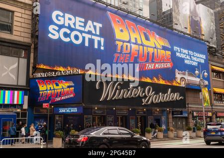 Eine Reklametafel und das Festzelt des Wintergartentheaters, das am Sonntag, dem 12. März 2023, zu sehen ist, werben für das Musical „Zurück in die Zukunft“. Das Musical wird voraussichtlich am 30. Juni 2023 eröffnet (© Richard B. Levine). Stockfoto