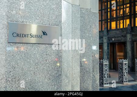 Ein Schild für die New Yorker Zentrale der Credit Suisse am Mittwoch, den 15. März 2023. Die Credit Suisse erhielt von der Schweizer Zentralbank eine Rettungsleine für bis zu $54 Milliarden Dollar, um die Investoren zu beruhigen. (© Richard B. Levine) Stockfoto