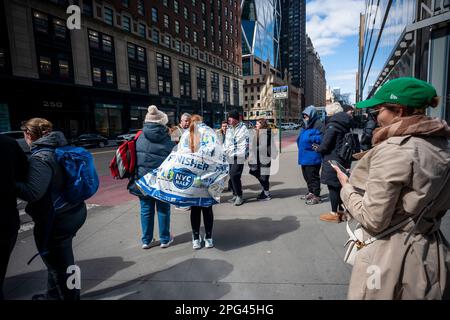 Die Finisher des Halbmarathons von United Airlines aprs am Sonntag, den 19. März 2023, im Rennen in New York über Midtown Manhattan. (© Richard B. Levine) Stockfoto