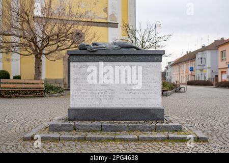 Denkmal für zwei gefallene amerikanische Soldaten aus dem 42. Aufklärungsgeschwader, getötet während der Befreiung der Tschechoslowakei, in Bela nad Radbuzou. Stockfoto