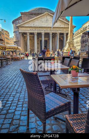 Rom, Italien, 22. Februar 2022: Tourist spaziert an einem sonnigen Tag auf dem plaza außerhalb des Pantheon. Stockfoto