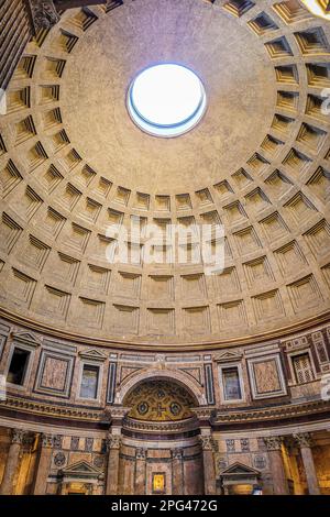 22. Februar 2022 in Rom, Italien: Im Pantheon an einem sonnigen Tag mit Blick auf den Okkulus. Stockfoto