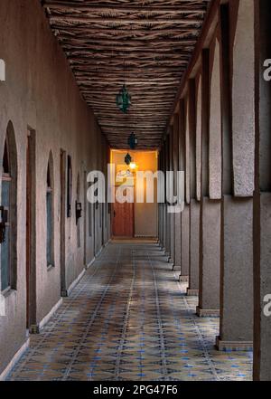 Der Flur zu Zimmer 49 im Wüstenhotel "Auberge de Charme les Dunes" in der Nähe von Merzouga in der marokkanischen Sahara-Wüste. Stockfoto