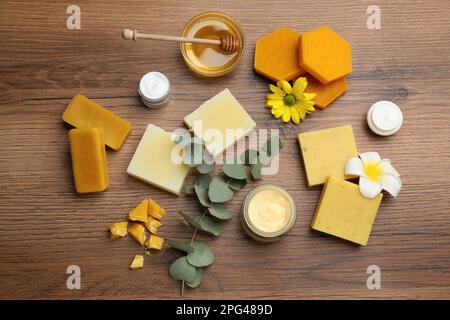 Flachliegenzusammensetzung mit Bienenwachs und kosmetischen Mitteln auf Holztisch Stockfoto