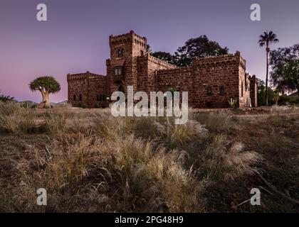 Schloss Duwisib, manchmal auch Duwiseb oder Duweseb genannt, ist eine pseudo-mittelalterliche Festung in den Hügeln der halbtrockenen südlichen Namib-Region Stockfoto