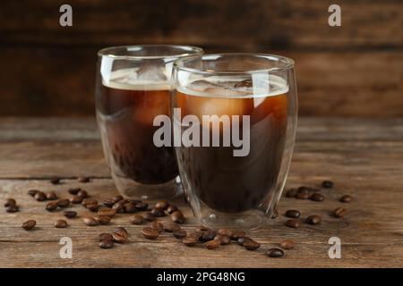 Gläser köstlichen Eiskaffees, serviert auf einem Holztisch Stockfoto