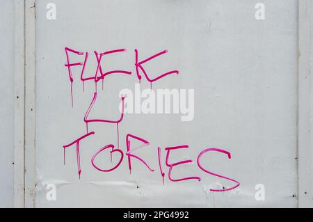 Slough, Berkshire, Großbritannien. 20. März 2023. Anti-Tories-Graffiti im Stadtzentrum von Slough. Kredit: Maureen McLean/Alamy Stockfoto