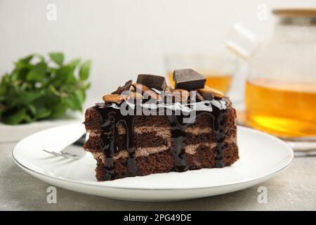 Ein Stück leckerer hausgemachter Schokoladenkuchen mit Nüssen auf einem grauen Tisch, Nahaufnahme Stockfoto