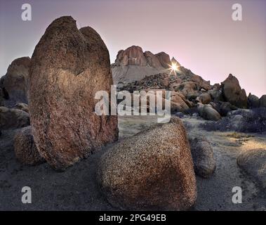 Der Spitzkoppe (deutsch für "Spitzkuppel", auch Spitzkop, Groot Spitzkop oder das "Matterhorn von Namibia" genannt) ist eine Gruppe von glatzgran Stockfoto