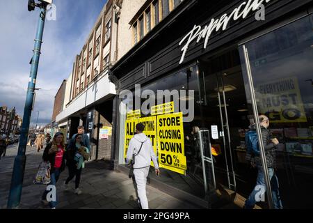 106 Paperchase-Filialen sind zu schließen, da die Verwalter keinen Käufer für die verbleibenden Vermögenswerte des Einzelhändlers finden, was zu 900 Entlassungen in Großbritannien führt Stockfoto