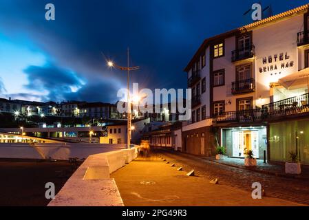 Angra do Heroismo, Portugal - 1. Juli 2022: Der Hafen von Angra do Heroismo in der Abenddämmerung, Insel Terceira, Azoren. Stockfoto