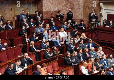 Louis Witter / Le Pictorium - Mißtrauensantrag im Plenum gegen den Rentenentwurf - 20/03/2023 - Frankreich / Ile-de-France (Region) / Paris - Prüfung der Mißtrauensanträge der LIOT-Gruppe und der Nationalversammlung, eingereicht nach Verabschiedung der Rentenreform mit Artikel 49 Absatz 3 der Verfassung. Nationalversammlung, Paris, Frankreich, 20. März 2023. Die Abgeordneten begrüßen Laure Lavalette. Stockfoto