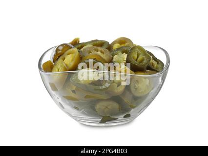 Scheiben eingelegter grüner Jalapenos in einer Glasschüssel, isoliert auf Weiß Stockfoto