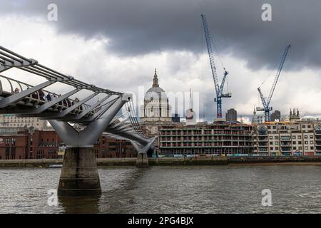 Blick auf die Millennium Bridge über die Themse, London Stockfoto