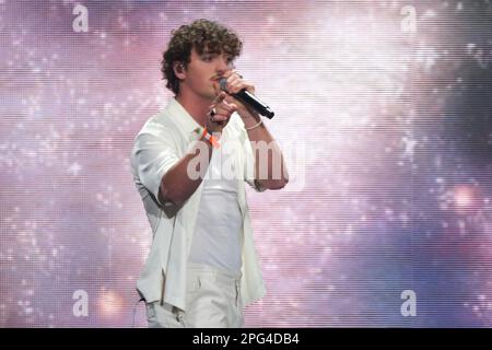 Madrid, Spanien. 18. März 2023. Sänger Benson Boone tritt während des Cadena 100 Festivals im Wizcenter in Madrid auf. Kredit: SOPA Images Limited/Alamy Live News Stockfoto