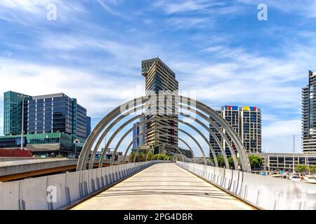 Fußgängerbrücke über den Yarra River in Melbourne, Australien. Sommeraufnahmen bei Tag mit blauem Hintergrund. Stockfoto