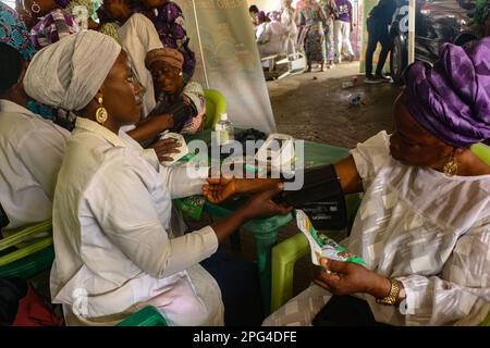 Medizinisches Personal betreut die Frau während einer kostenlosen medizinischen Untersuchung anlässlich des Internationalen Frauentags in der Mobolaji Johnson Arena in Lagos, Nigeria. Stockfoto