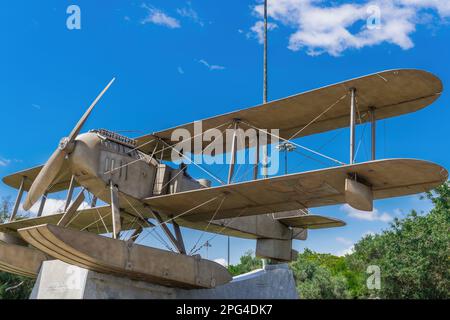 Lissabon, Portugal Süd-Atlantik, Überquerung des Flugdenkmals durch die portugiesischen Piloten Gago Coutinho und Sacadura Cabral im Jahr 1922 mit Doppeldecker-Nachbildung. Stockfoto