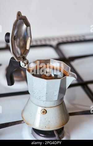 Eine Geysir-Kaffeemaschine auf einem Gasherd produziert eine Portion Kaffee Stockfoto