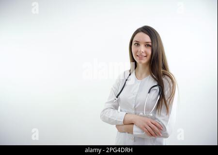 Junge weibliche Ernährungsberaterin auf hellem farbigem Hintergrund. Hochwertiges Foto Stockfoto