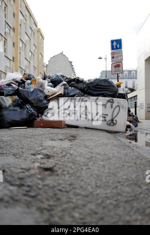 Paris, Frankreich. 20. März 2023. Die Straßen von Paris sind voller Garagen. Lang lebe der Streik wegen der Rentenreform in Paris, Frankreich am 20. März 2023, in Paris, Frankreich. Foto: Stephane Le Tellec/ABACAPRESS.COM Kredit: Abaca Press/Alamy Live News Stockfoto