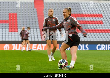 Georgia Stanway (31 FC Bayern München) und Glodis Viggosdottir (4 FC Bayern München) während des Trainings der UEFA Womens Champions League MD-1 vor Arsenal in der Allianz Arena, München. (Sven Beyrich/SPP) Kredit: SPP Sport Press Photo. Alamy Live News Stockfoto