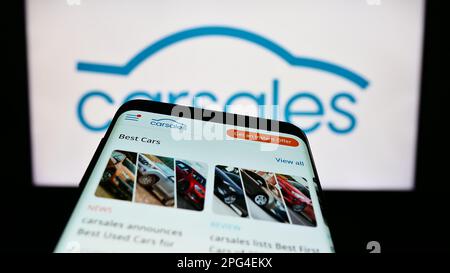 Mobiltelefon mit Webseite des australischen Unternehmens carsales.com Ltd. Auf dem Bildschirm vor dem Unternehmenslogo. Fokus auf oberer linker Seite des Telefondisplays. Stockfoto