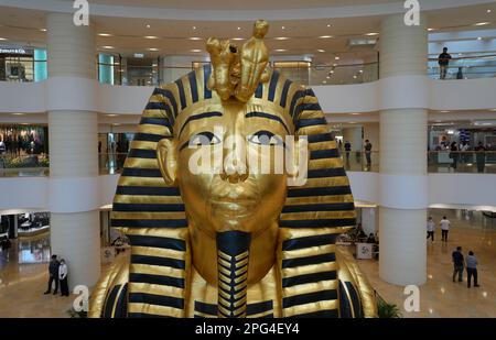 HHravityHH eine großangelegte Installation des in Los Angeles ansässigen Konzeptkünstlers AWOL Erizku wird im Pacific Place in Admiralty ausgestellt. 16MAR23 SCMP/Sam Tsang Stockfoto